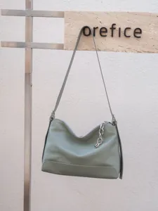 Borsa a tracolla in vera pelle da donna, borsa morbida in pelle bovina con catena elegante.