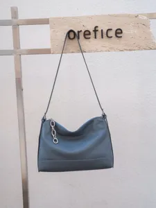 Borsa a tracolla in vera pelle da donna, borsa morbida in pelle con dettaglio catena.