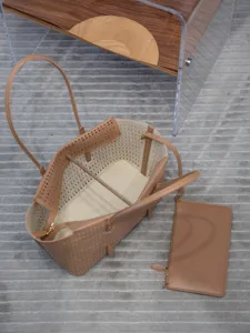 Grand sac cabas en cuir perforé avec pochette assortie, design marron élégant pour le quotidien.