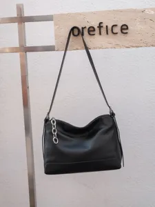 Borsa a tracolla in vera pelle da donna, pelle bovina martellata naturale, design elegante.