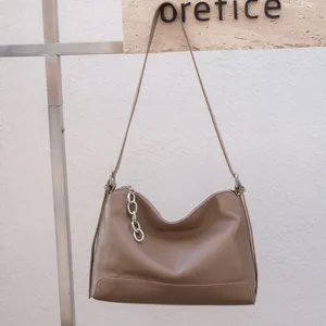 Borsa a tracolla in vera pelle da donna, borsa hobo morbida con dettaglio a catena, elegante stile.