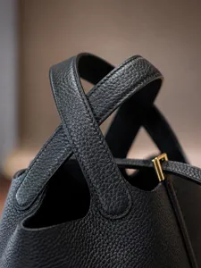 Sac a main sac seau en cuir veritable noir detail coutures et finition haut de gamme.