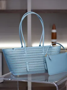 Grand sac cabas en cuir perforé bleu clair avec anses longues et pochette assortie été