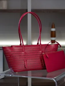 Grand sac cabas en cuir perforé rouge avec pochette assortie, sac à main de luxe.