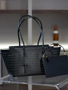 Sac cabas classique en cuir noir perforé avec pochette assortie, élégant grand sac à main.