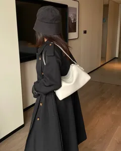 Elegante borsa a tracolla in pelle bianca da donna, design minimalista per uso quotidiano.