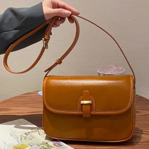 Braune Leder Umhängetasche Satteltasche, minimalistische Damen Schultertasche Hauptansicht.