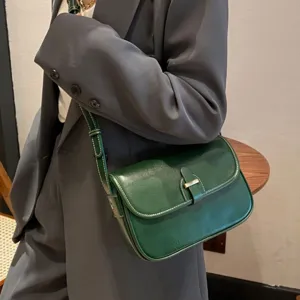 Grüne Leder Satteltasche für Damen, minimalistische Schultertasche mit Metallverschluss.