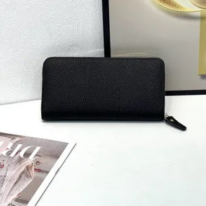 Portafoglio lungo nero in pelle con chiusura zip e finitura testurizzata da donna.