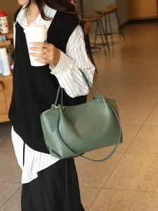Women's green genuine leather tote bag, casual large capacity shoulder handbag for daily use.