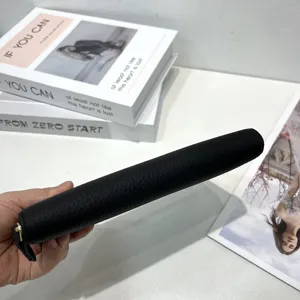 Portafoglio lungo in vera pelle da donna, pochette morbida testurizzata con chiusura a zip.