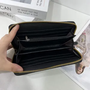 Portafoglio lungo con zip in pelle da donna dettaglio interno con slot per carte e monete.