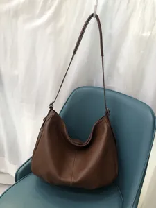 Braune Damen Umhängetasche aus Rindsleder, weiche Hobo Tasche mit verstellbarem Riemen.