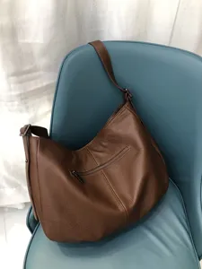 Braune Echtleder Hobo Umhängetasche Textur und Reißverschluss Detail für eleganten Stil.
