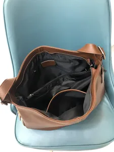 Braune Leder Schultertasche für Damen, stilvolle Hobo Umhängetasche mit mehreren Fächern.