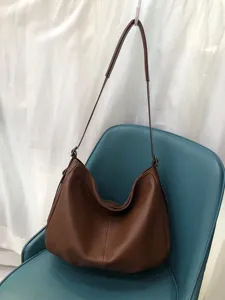 Braune Damen Umhängetasche aus weichem Rindsleder, elegante Hobo Handtasche für den Alltag.