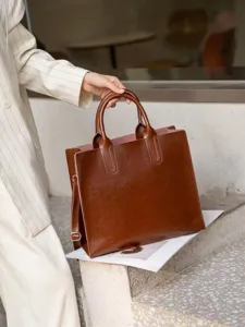 Vista di dettaglio della borsa tote in pelle marrone vintage con cuciture e finiture.