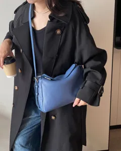 Borsa a spalla in vera pelle blu, texture bottalata naturale, design a tracolla chic.