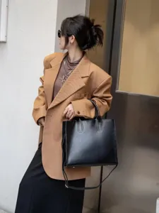 Dettaglio borsa shopper in pelle nera, grande borsa a tracolla in vera pelle da donna.