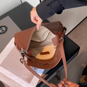 Vista dettagliata della borsa a spalla retrò in vera pelle marrone con interno spazioso.