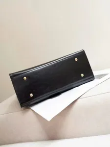 Vista dettagliata ravvicinata del fondo di una borsa shopper da donna in pelle con piedini.