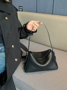 Borsa a spalla nera classica in vera pelle da donna, design morbido e granulato, elegante borsa.