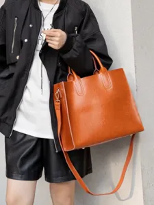 Vista dettagliata della borsa tote vintage in pelle marrone di qualità e finitura.