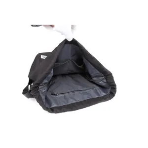 Zwarte trekkingrugzak met binnenzakken, duurzame stof voor buitensporten en dagelijks gebruik.