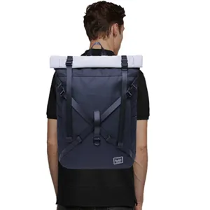 Zaino rolltop impermeabile con cinghie incrociate per viaggi e uso quotidiano.