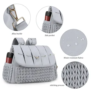 Details des grauen gesteppten Wickelrucksacks mit Metallschnalle und Seitentaschen.