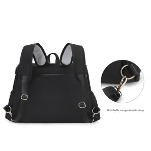 Detailansicht des schwarzen Wickelrucksacks mit verstellbaren Schultergurten und Metallhaken.