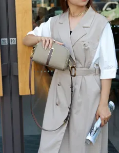 Borsa a tracolla elegante in vera pelle Togo per donne, borsa a spalla chic con dettagli metallici.