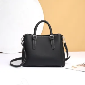 Sac cabas classique pour femme en cuir véritable noir avec anses et bandoulière.