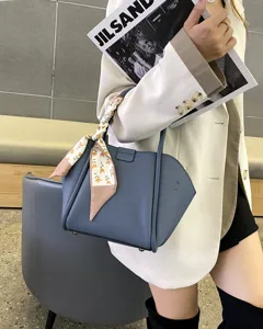 Bolso tote de concha de cuero azul bolso de mano de piel de vaca con detalle de bufanda floral mujer