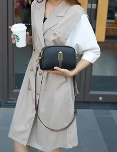 Borsa a tracolla in pelle nera da donna, elegante borsa a conchiglia minimalista.