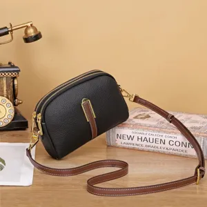 Elegante borsa a tracolla in pelle da donna con cinghia regolabile e dettagli metallici.