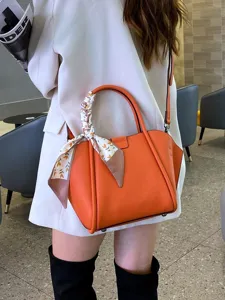 Bolso bandolera de cuero auténtico para mujer con elegante accesoario de pañuelo chic