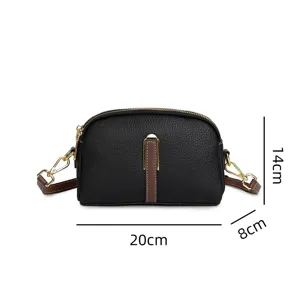 Borsa a tracolla a conchiglia in pelle nera classica da donna, design minimalista ed elegante.