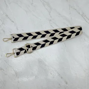 Ampia tracolla di ricambio per borsa in tela con motivo chevron bianco e nero e accessori oro.