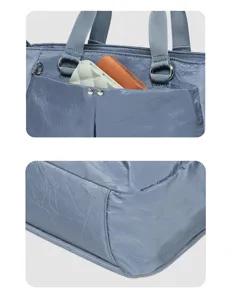 Detailansicht der blauen Damen Handtasche mit Griffen und praktischer Vordertasche.