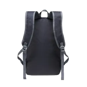 Zaino da viaggio pieghevole in nylon nero leggero, vista posteriore con spallacci regolabili.