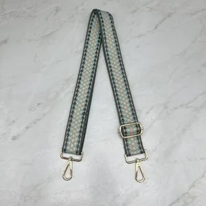 Sangle de sac large tissée de rechange avec motif géométrique et mousquetons métalliques.