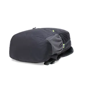 Vista dettagliata dello zaino pieghevole in nylon impermeabile leggero, borsa da viaggio grigio scuro.