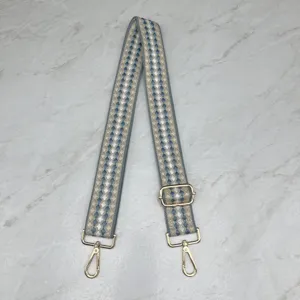 Sangle de sac de rechange tissée large, bandoulière réglable avec accessoires métalliques dorés.