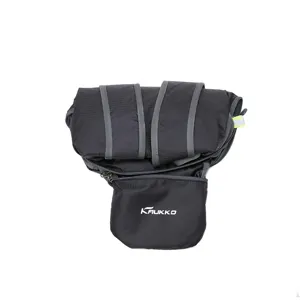 Dettaglio zaino pieghevole in nylon nero con tasca frontale con zip e spallacci regolabili.