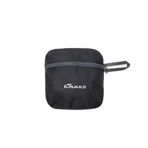 Zaino pieghevole nero in nylon da viaggio con zip grigia e stampa del logo del marchio.