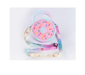 Nahaufnahme der süßen Donut Silikon Pop Fidget Tasche Details, bunter Farbverlauf Gurt.