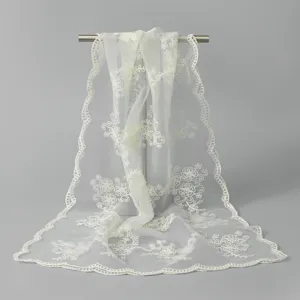 Écharpe longue brodée en dentelle de nylon blanche, élégant châle de plage pour la protection.
