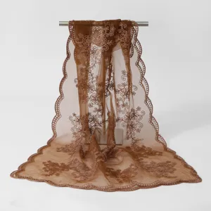 Gros plan détaillé du foulard marron en nylon avec broderie florale fine et bordure ondulée.
