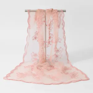 Écharpe longue brodée en dentelle de nylon rose vue détaillée avec élégant design floral.